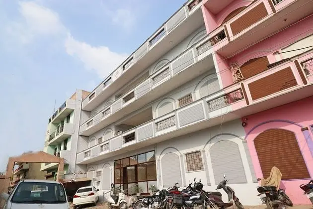 OYO 39797 Hotel Om