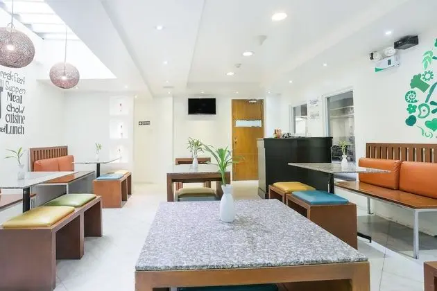 OYO 406 Royale Parc Inn & Suites - Yerinde Yemek