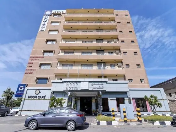 OYO 411 Moon Hotel