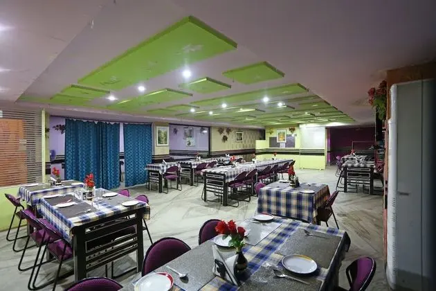 OYO 4230 Hotel Richi Regency 1 - Yerinde Yemek
