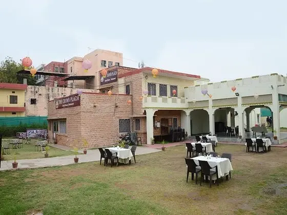 OYO 4255 The Crown Plaza