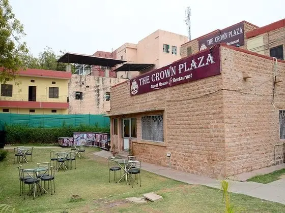 OYO 4255 The Crown Plaza