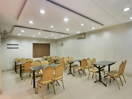 OYO 435 Hotel Amshi International - Yerinde Yemek