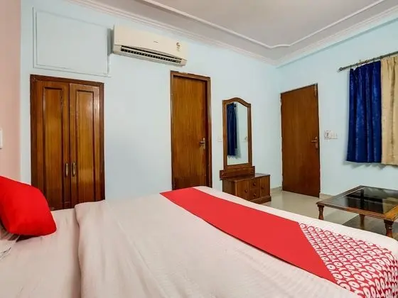 OYO 43687 Golden Deluxe Hotel