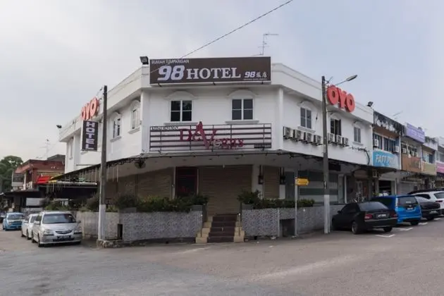 OYO 44026 98 Hotel