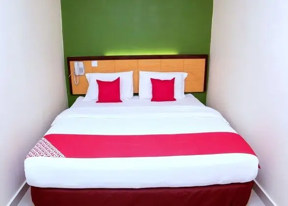 Oyo 44054 Holiday Mansion Inn