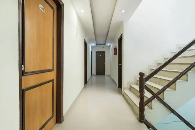 OYO 44081 Hotel Royal Holidays - Dış Mekan