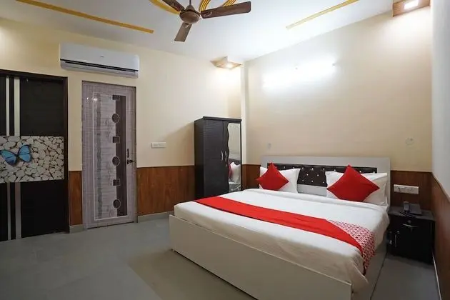 OYO 46922 Qlark White Palace