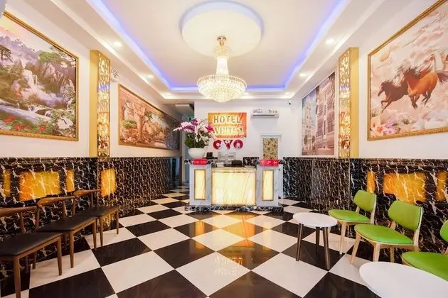 OYO 471 White 1 Hotel - Lobi