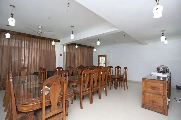 OYO 4759 Nishat Hill Resort - Yerinde Yemek