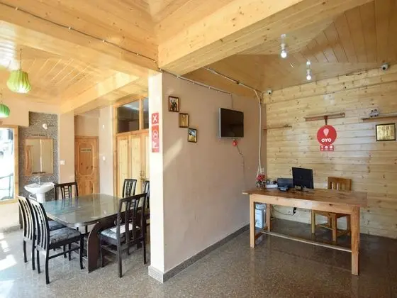 OYO 4782 Manzana Woodlet Cottage - Lobi
