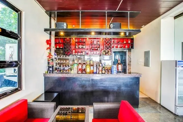 OYO 489 Casa Mia Hotel Suites - Yerinde Yemek