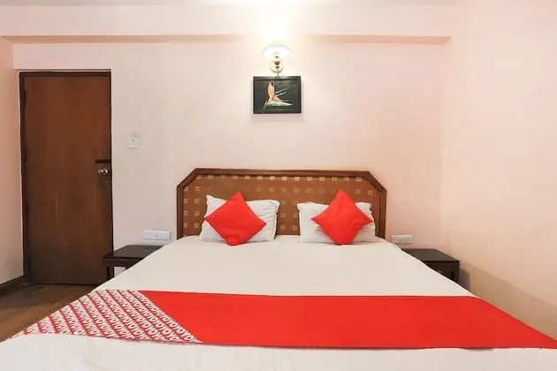 OYO 48910 Hotel Blue Bird