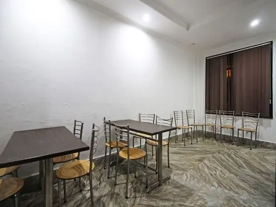 OYO 5093 Hotel Broadway - Yerinde Yemek