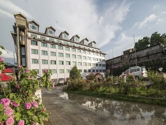 OYO 5174 Hotel Pamposh