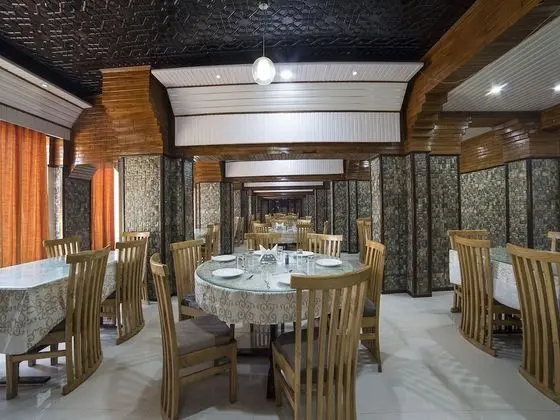 OYO 5174 Hotel Pamposh - Yerinde Yemek