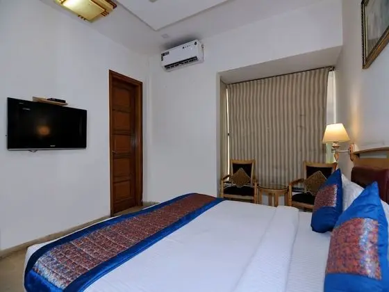 OYO 5270 Sam Hotel - Oda