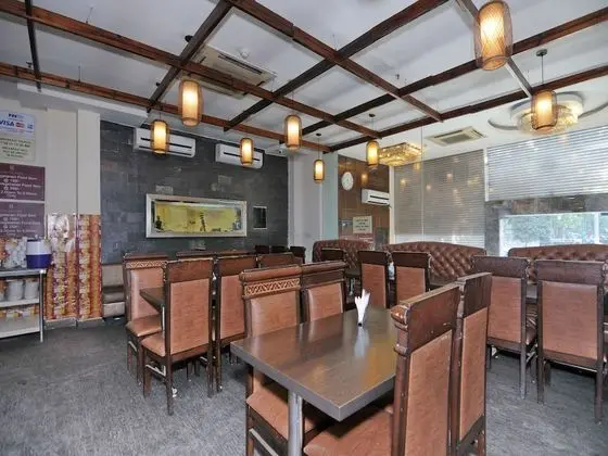 OYO 5270 Sam Hotel - Yerinde Yemek