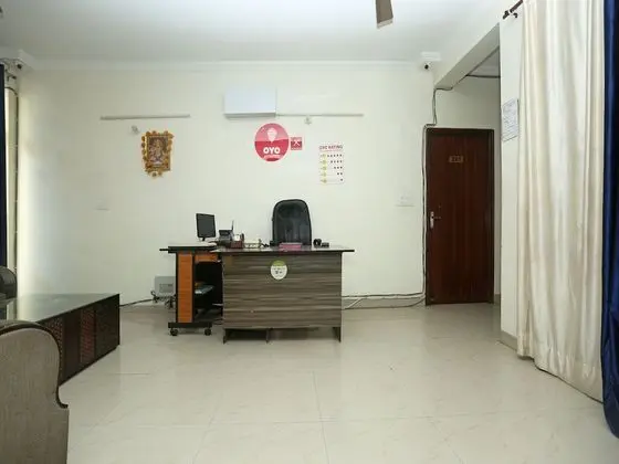 OYO 5285 Apartment Impact Associates - Lobi