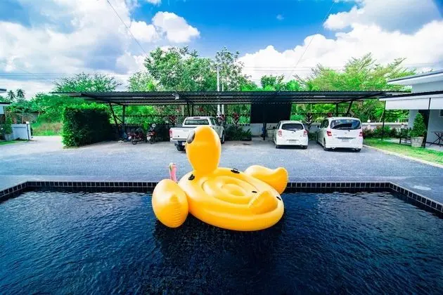 OYO 533 Runya Poolvilla - Havuz
