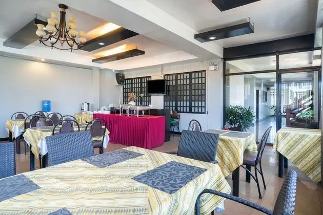 OYO 560 Stonewood Hotel - Yerinde Yemek