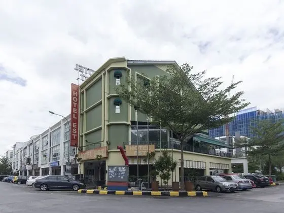 OYO 604 Hotel Est Equine Park