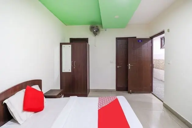 OYO 62748 Hotel Zeenat - Mutfak