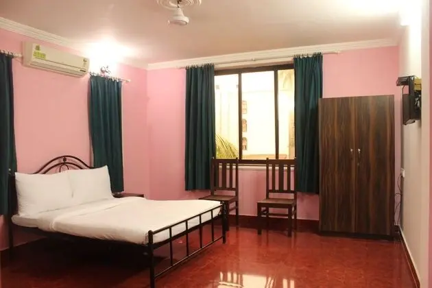 OYO 6453 Home Studios behind KFC Calangute