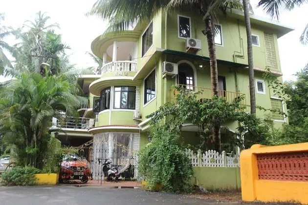 OYO 6453 Home Studios behind KFC Calangute