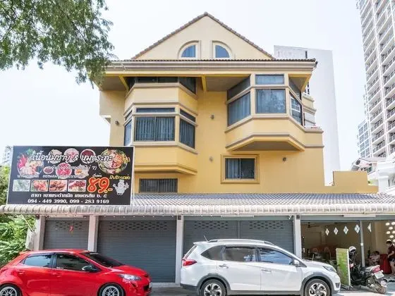 OYO 648 Ake Apartment