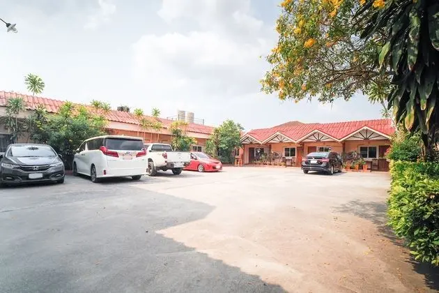 OYO 654 Samanmit Inn Hotel - Otopark