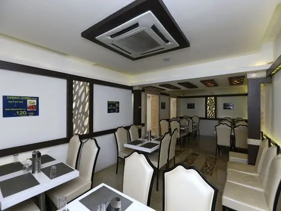 OYO 6759 Hotel Sky Park - Yerinde Yemek