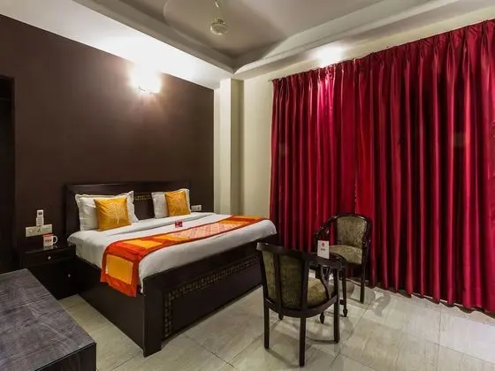 OYO 6796 Retreat Suites Inn