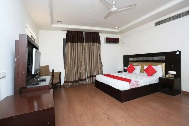 OYO 6845 The Grand Hotel