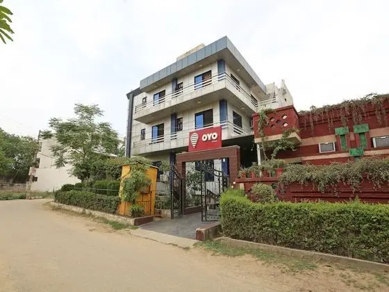 OYO 6895 Hotel Cybercity Rooms & Suites