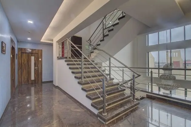 OYO 7158 Hotel Kushala Executive Inn - İç Mekan