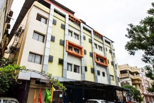 OYO 737 Hotel Manny'S Palace