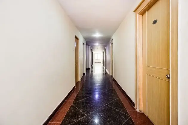 OYO 737 Hotel Manny'S Palace - İç Mekan