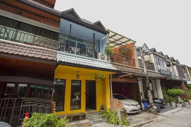 OYO 75303 V Home Guesthouse Sunday Night Market