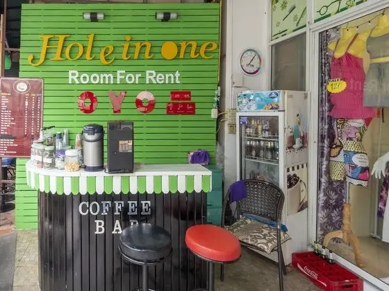 OYO 75350 Hole In One Bar Hotel - Lobi