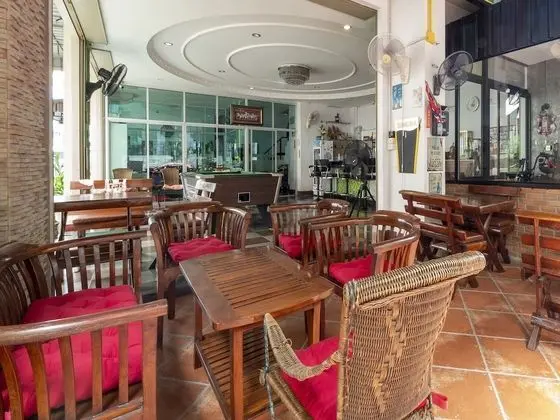 OYO 75350 Hole In One Bar Hotel - Yerinde Yemek