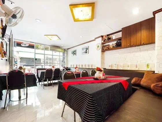 OYO 75375 Lisa Guesthouse - Yerinde Yemek