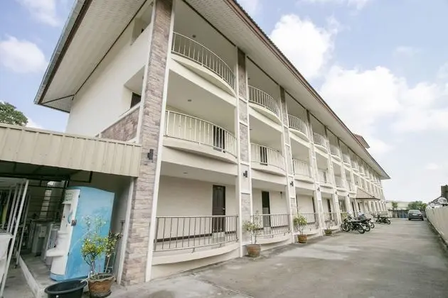 OYO 75390 Sunee Place Hotel