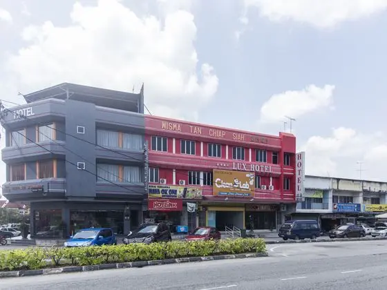 OYO 772 Lux Hotel