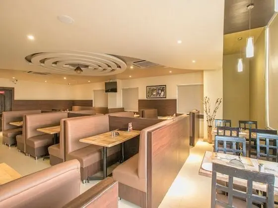 OYO 7846 Hotel The Prince Gardenia - Yerinde Yemek