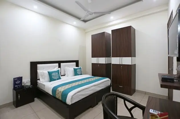 OYO 8205 Hotel Petals Inn
