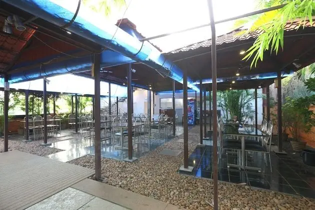 OYO 8229 Marine Drive - Yerinde Yemek
