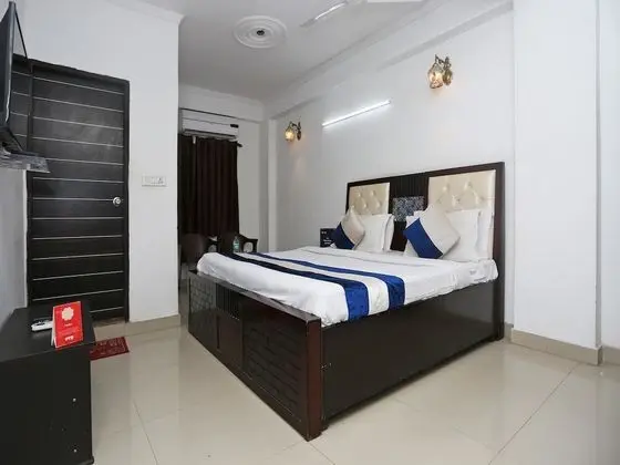 OYO 8253 Golden Heights