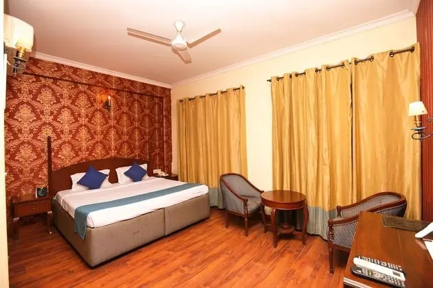 OYO 8465 near Sahara Mall