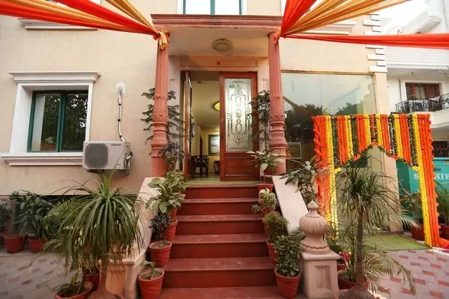 OYO 8465 near Sahara Mall